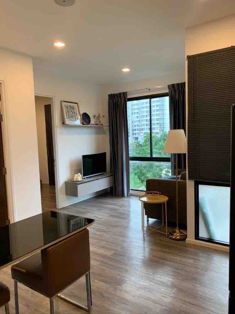 Brown Condo Ratchada 32 (บราวน์ คอนโด รัชดา 32)