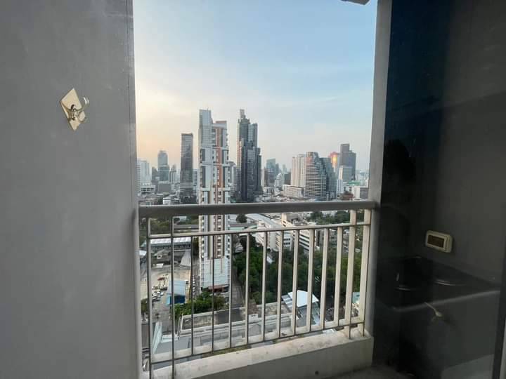 Life  Sathorn 10 (ไลฟ์  สาทร 10)