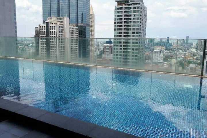 Life  Sathorn 10 (ไลฟ์  สาทร 10)